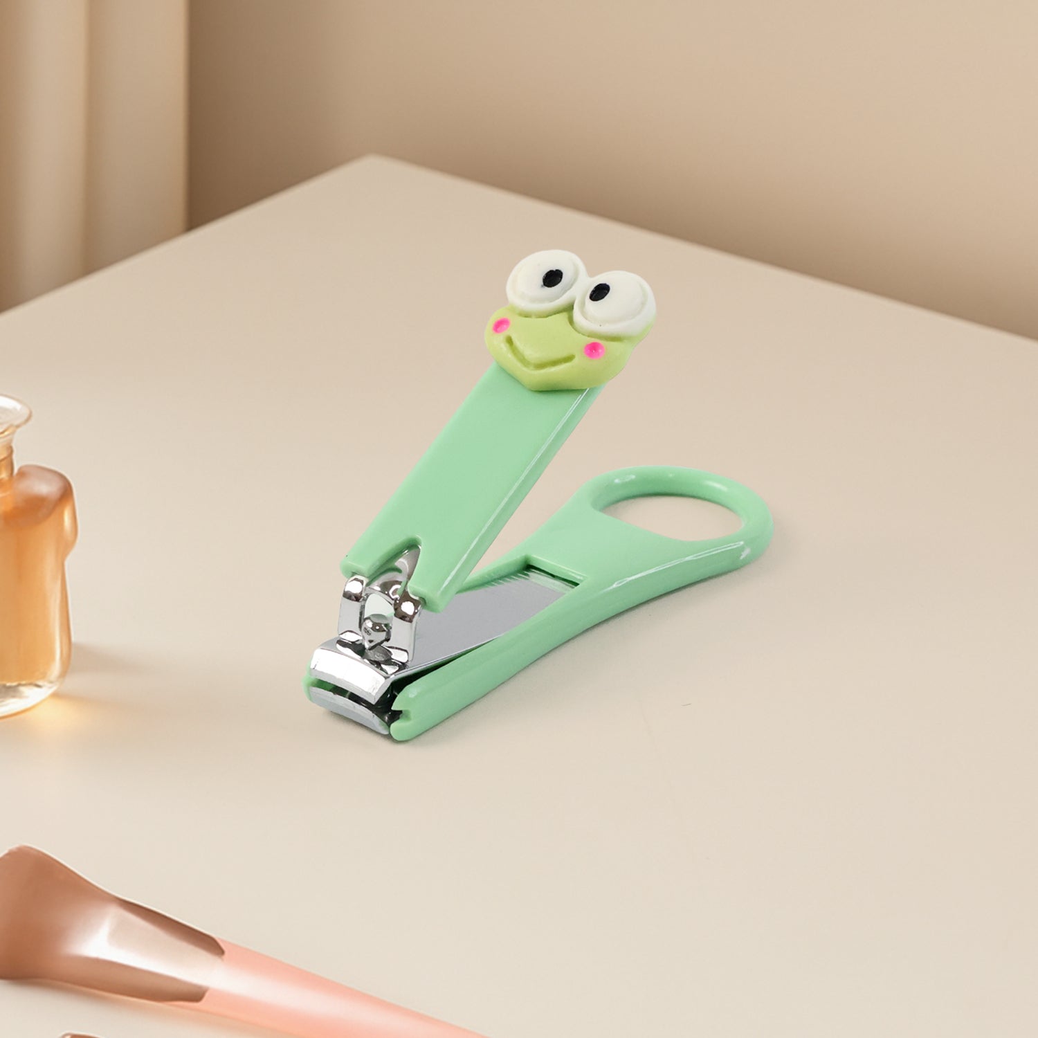 Toddler nail clipper with smooth edges and child-safe blades