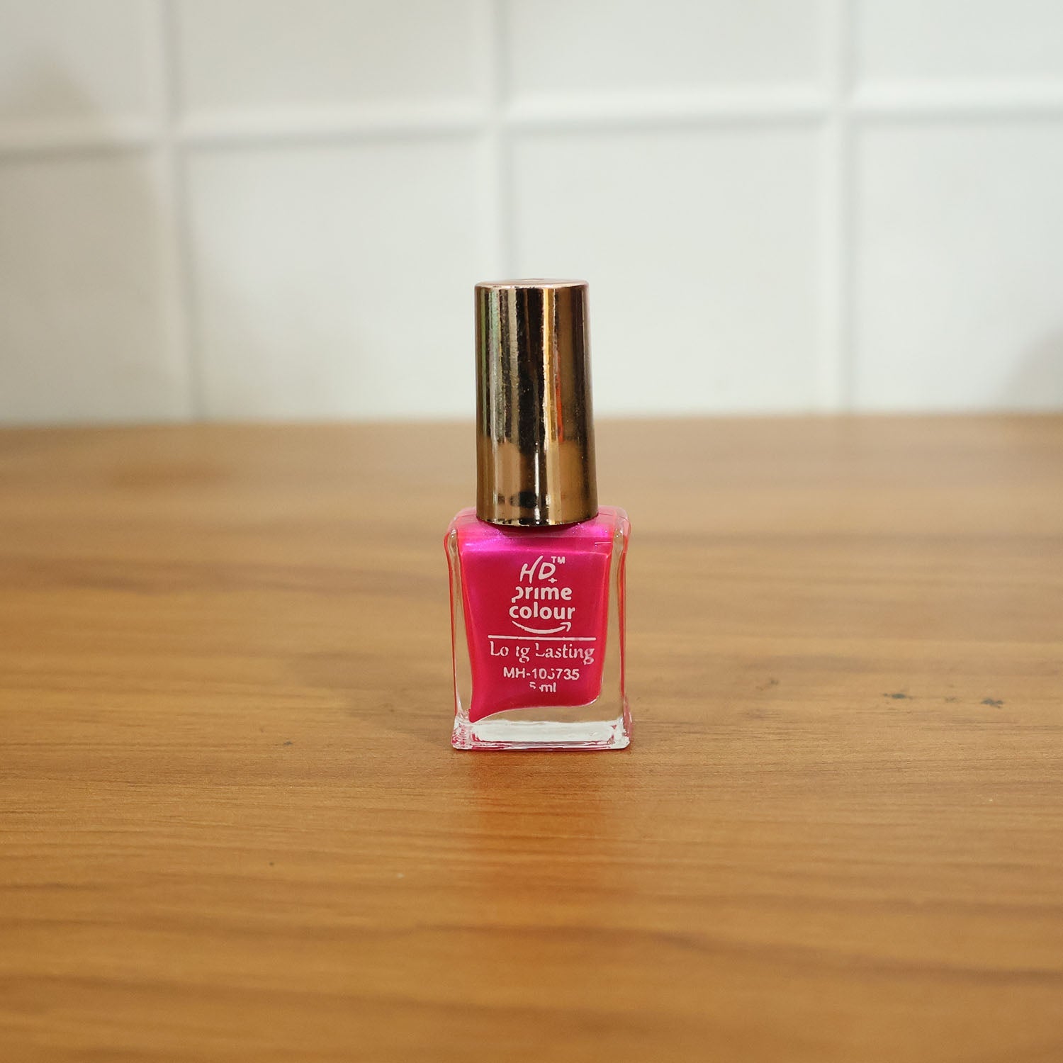 Glossy nail colour enhancing nail beauty for women