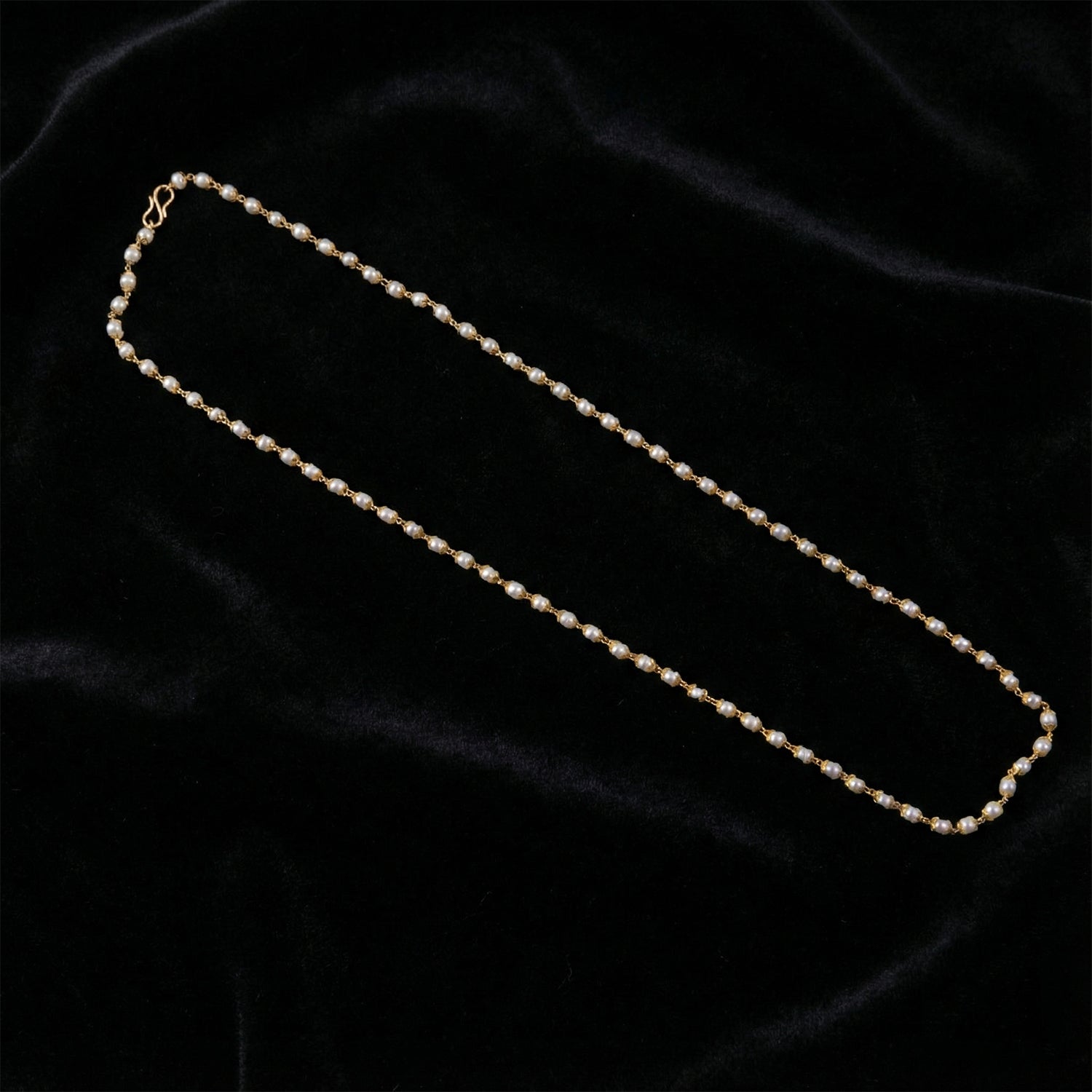 Decorative pearl statement necklace with lightweight gold chain