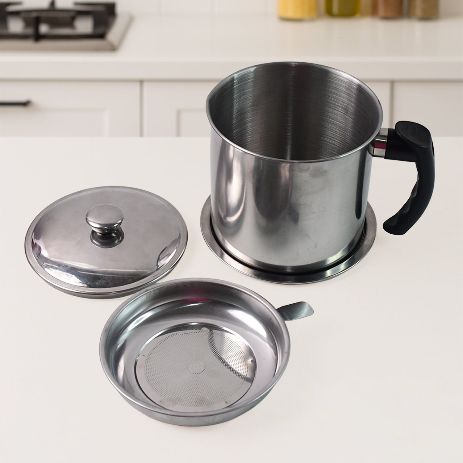 Oil strainer pot with lid and comfortable heat-resistant handle