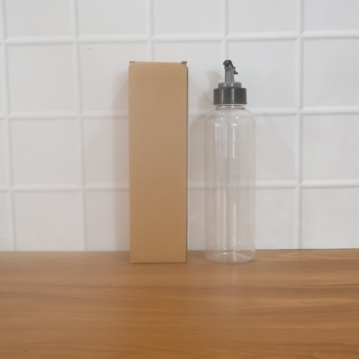 Plastic oil dispenser with leakproof flip-top for kitchen