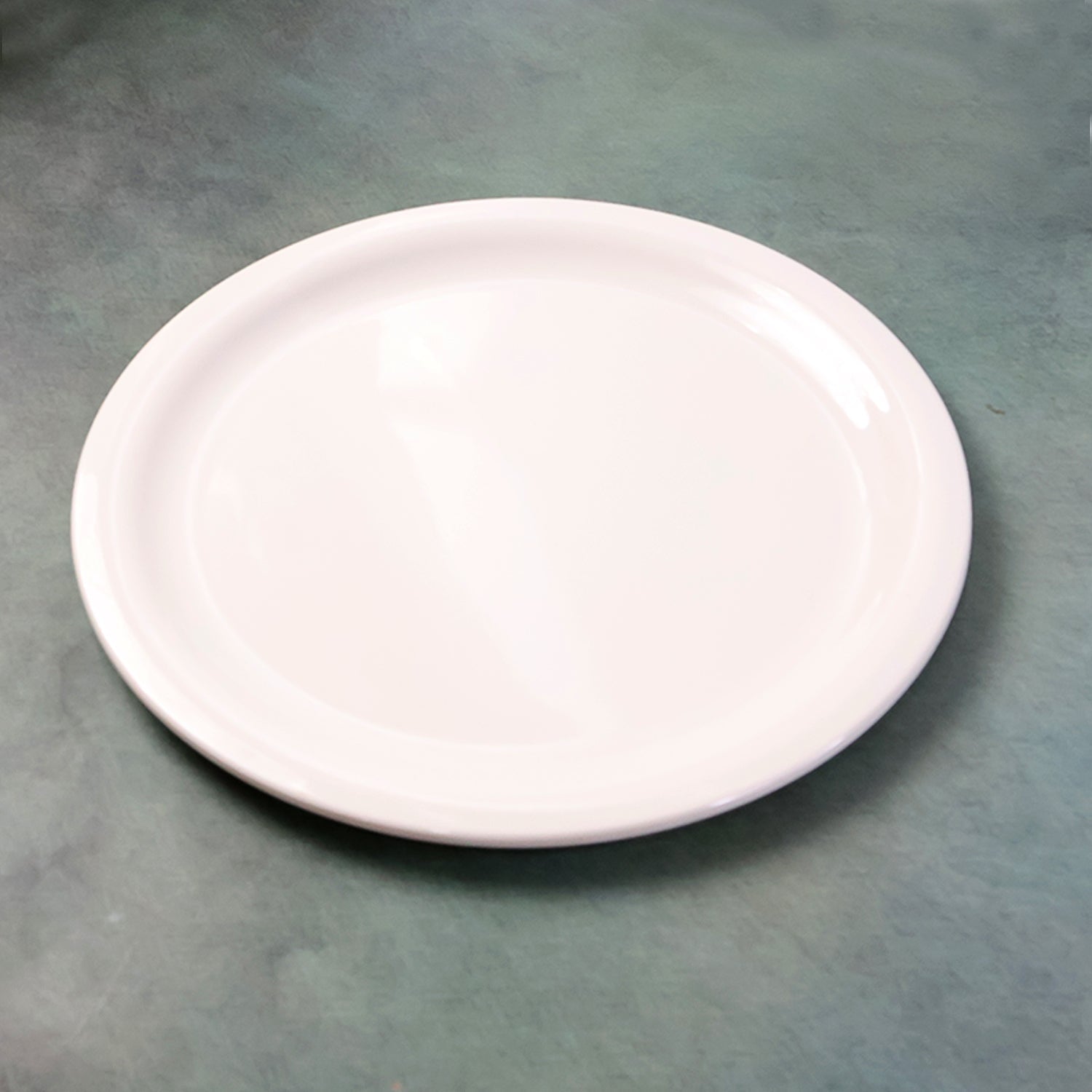 33cm round serving plate ideal for home dining and snack platters