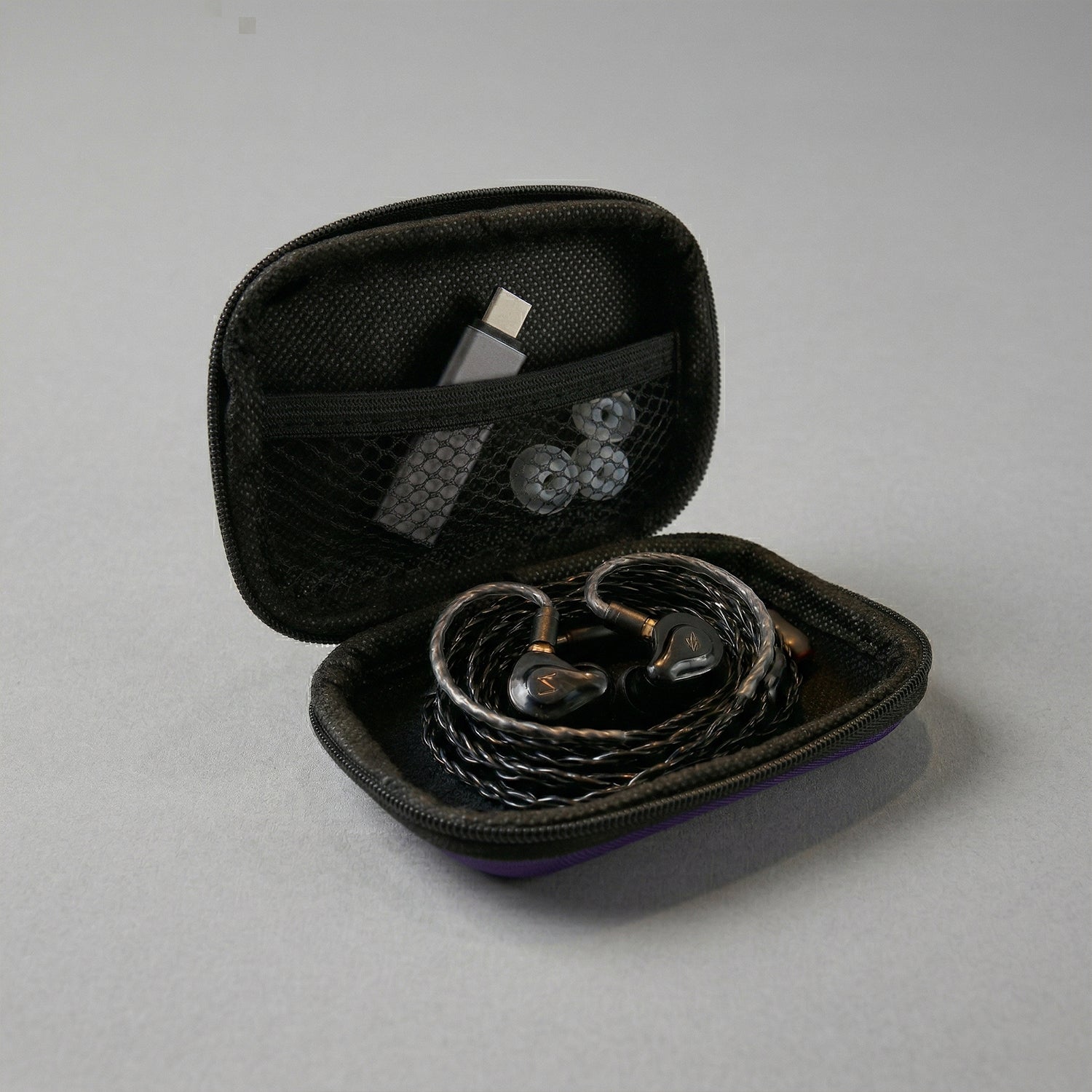 Travel gadget storage pouch for electronics