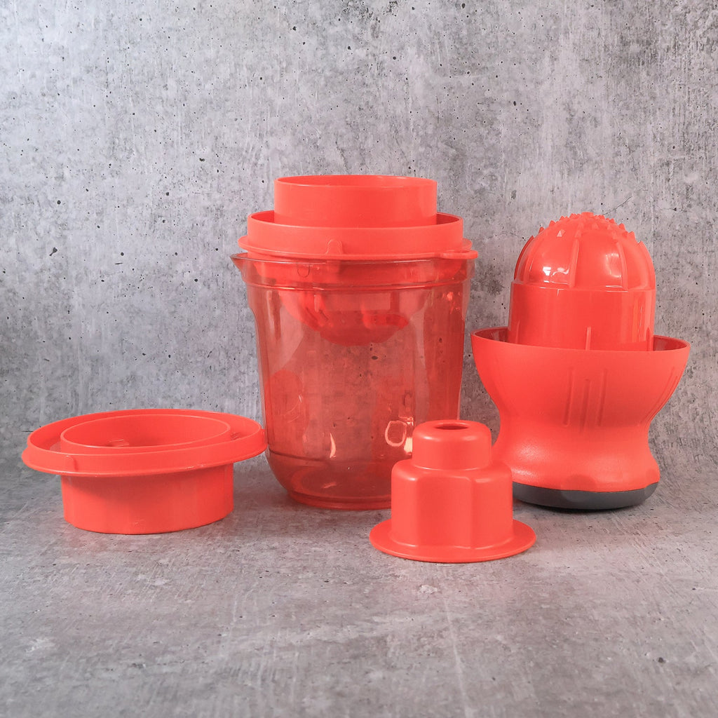 Side view of manual juicer with 800ml container capacity