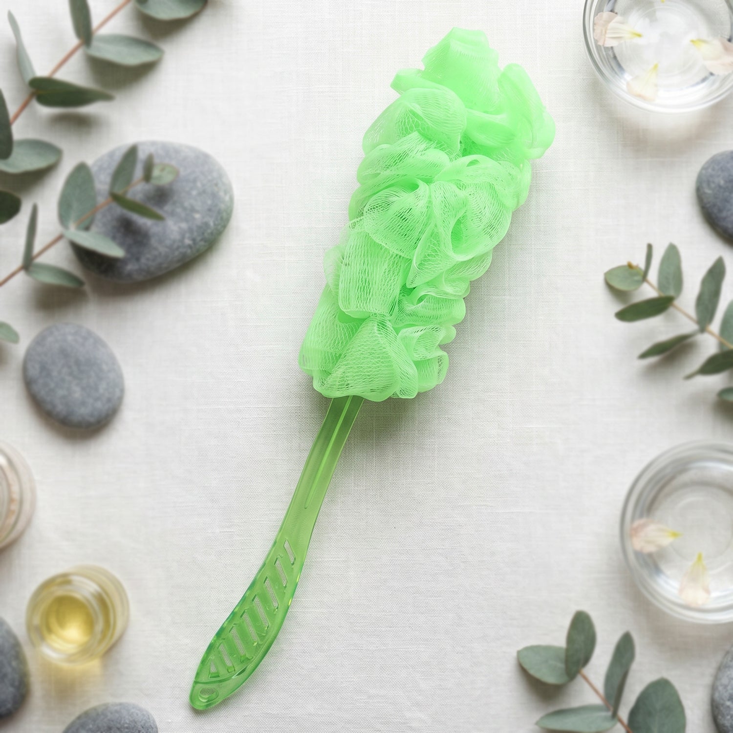 Comfortable grip handle of the bath scrubber brush for secure and easy use.