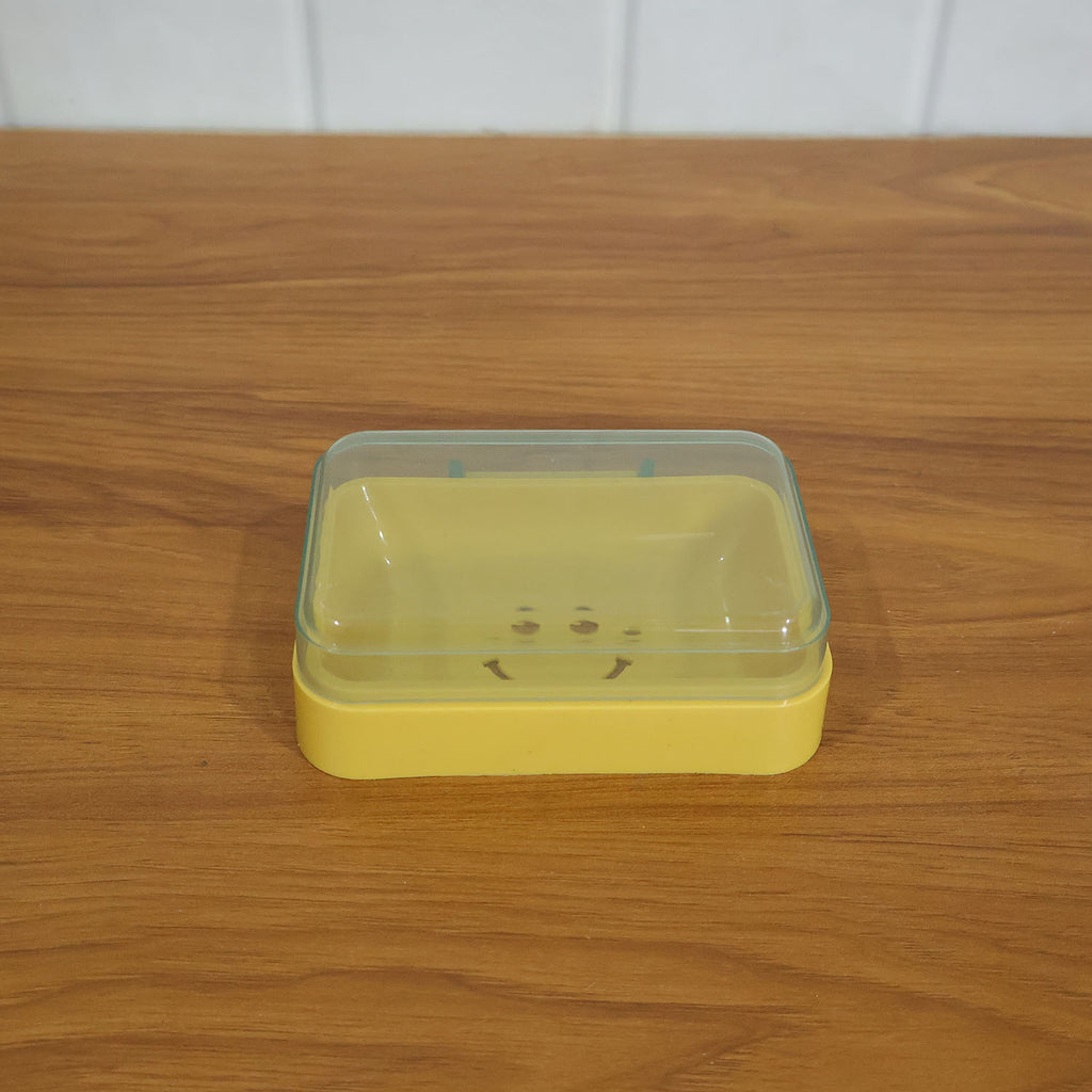Travel friendly plastic soap case with protective lid