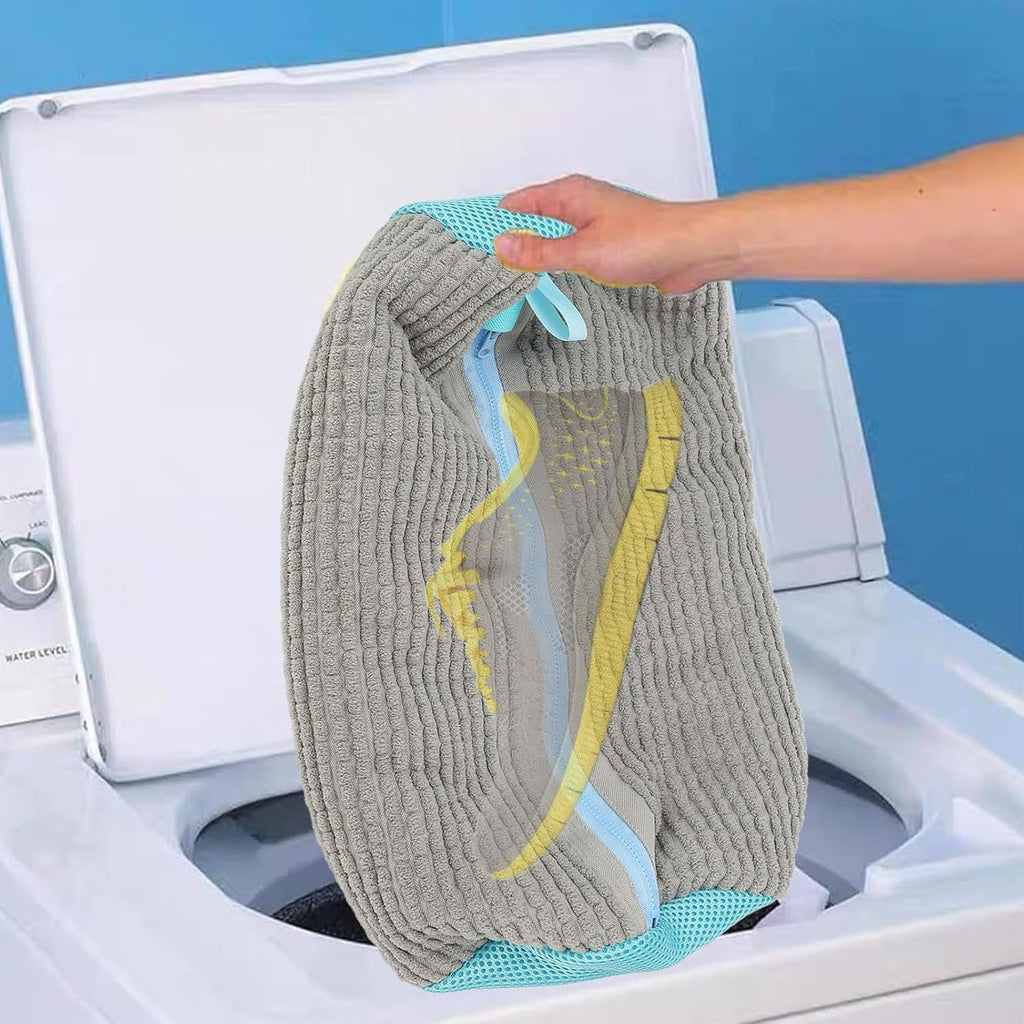 Zipper closure with protective flap on shoe washing bag