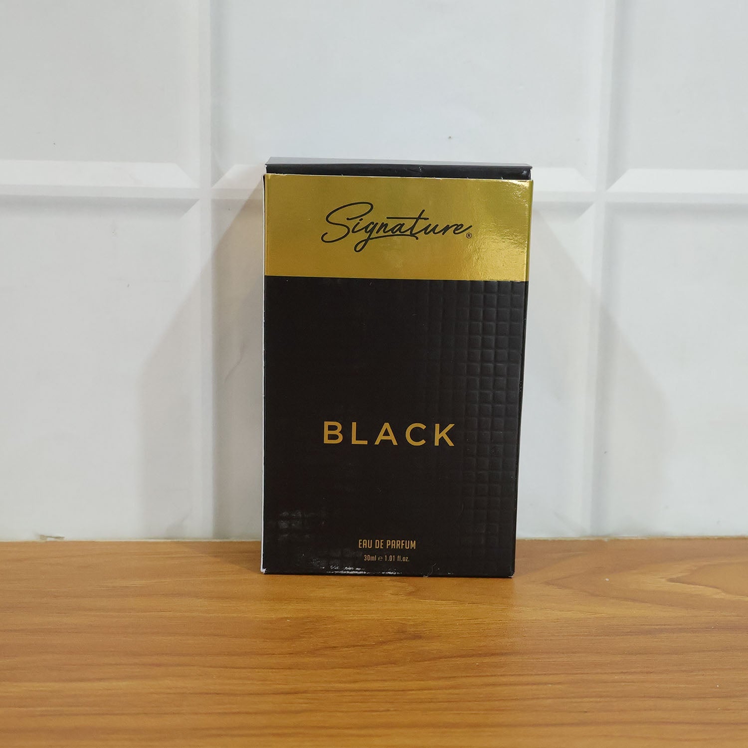 Elegant Signature Black perfume bottle with sleek look