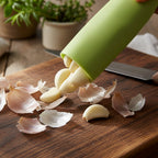 Using silicone garlic peeler tube to quickly remove garlic skin without mess
