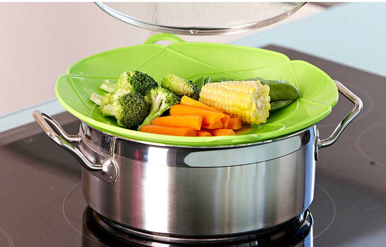Silicone Spill Stopper Lid with steam vents for safe cooking.