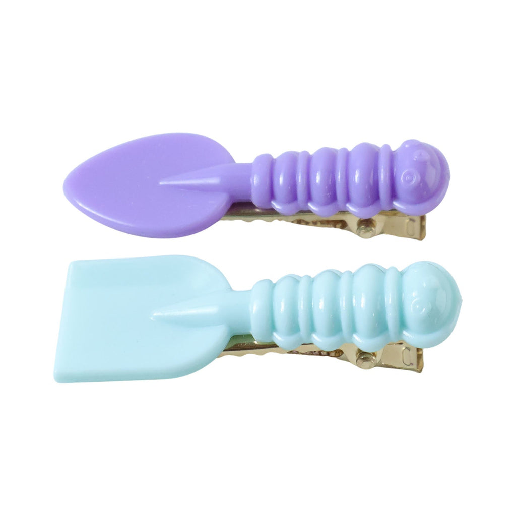 Closeup of mini spade and leaf hair clip