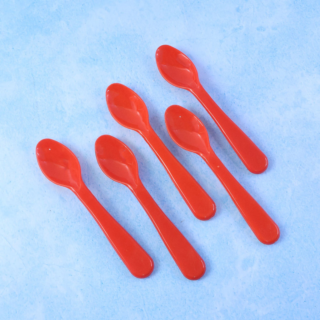 The 5-piece plastic spoon set sealed securely in clear retail packaging, ready for use.