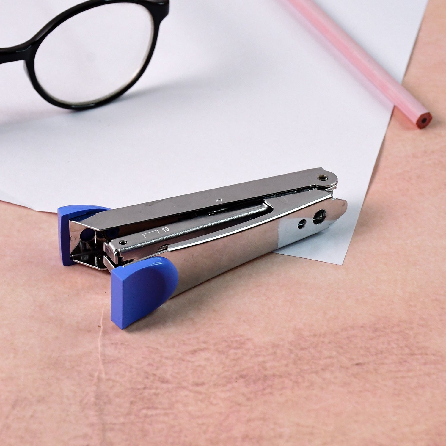 Kangaro No.10 mini metal stapler showing smooth stapling mechanism