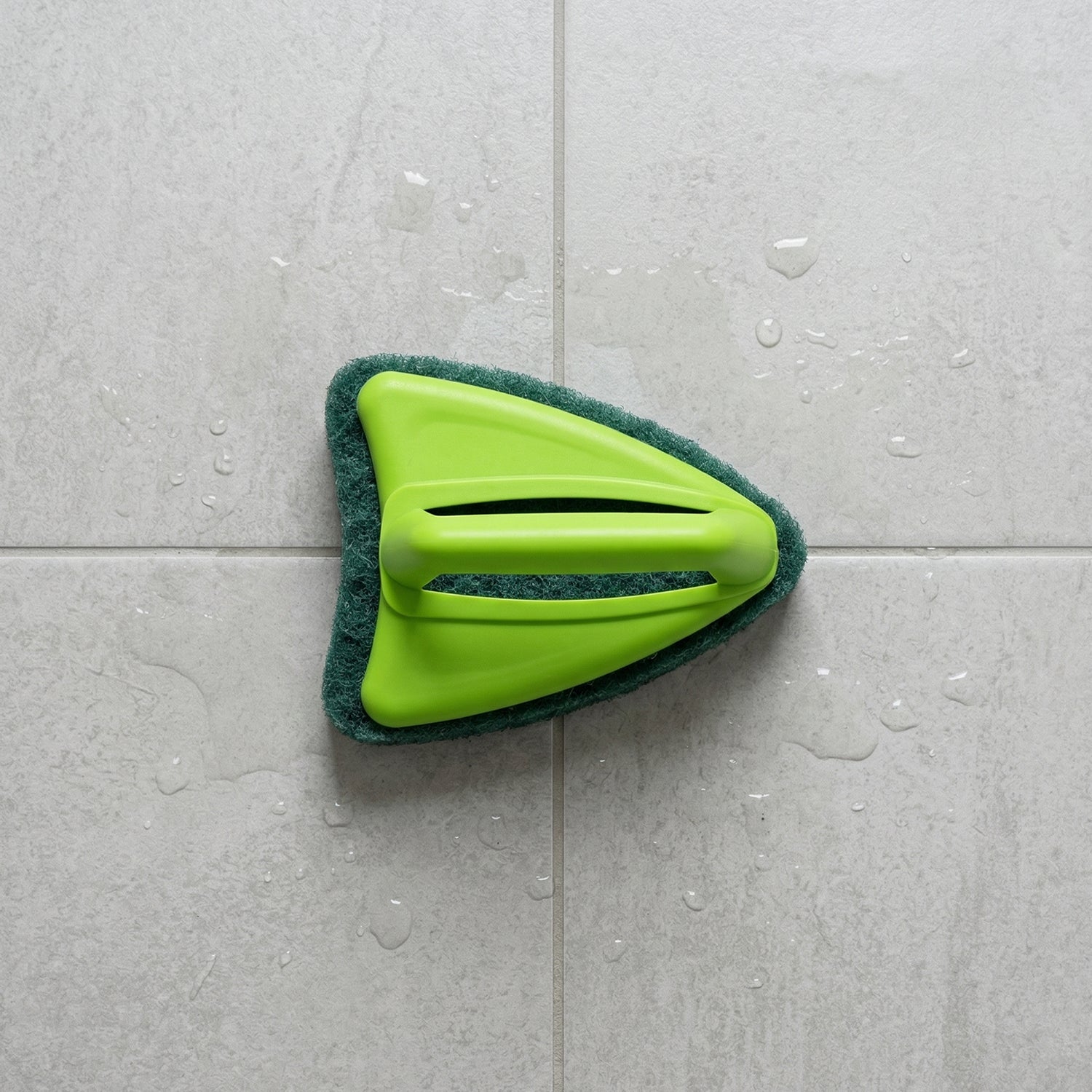 Ergonomic plastic handle of the bathroom cleaning brush for comfortable, dry grip.