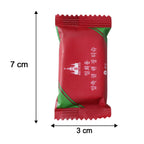 Graphic illustrating the 30x25 cm size of the expanded travel towel.
