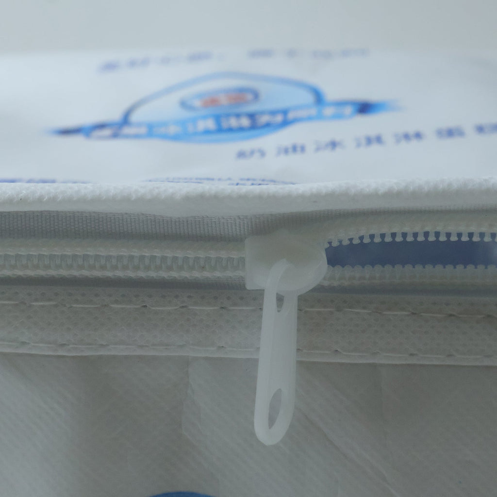 Zipper lunch bag for easy carrying of hot and cold meals