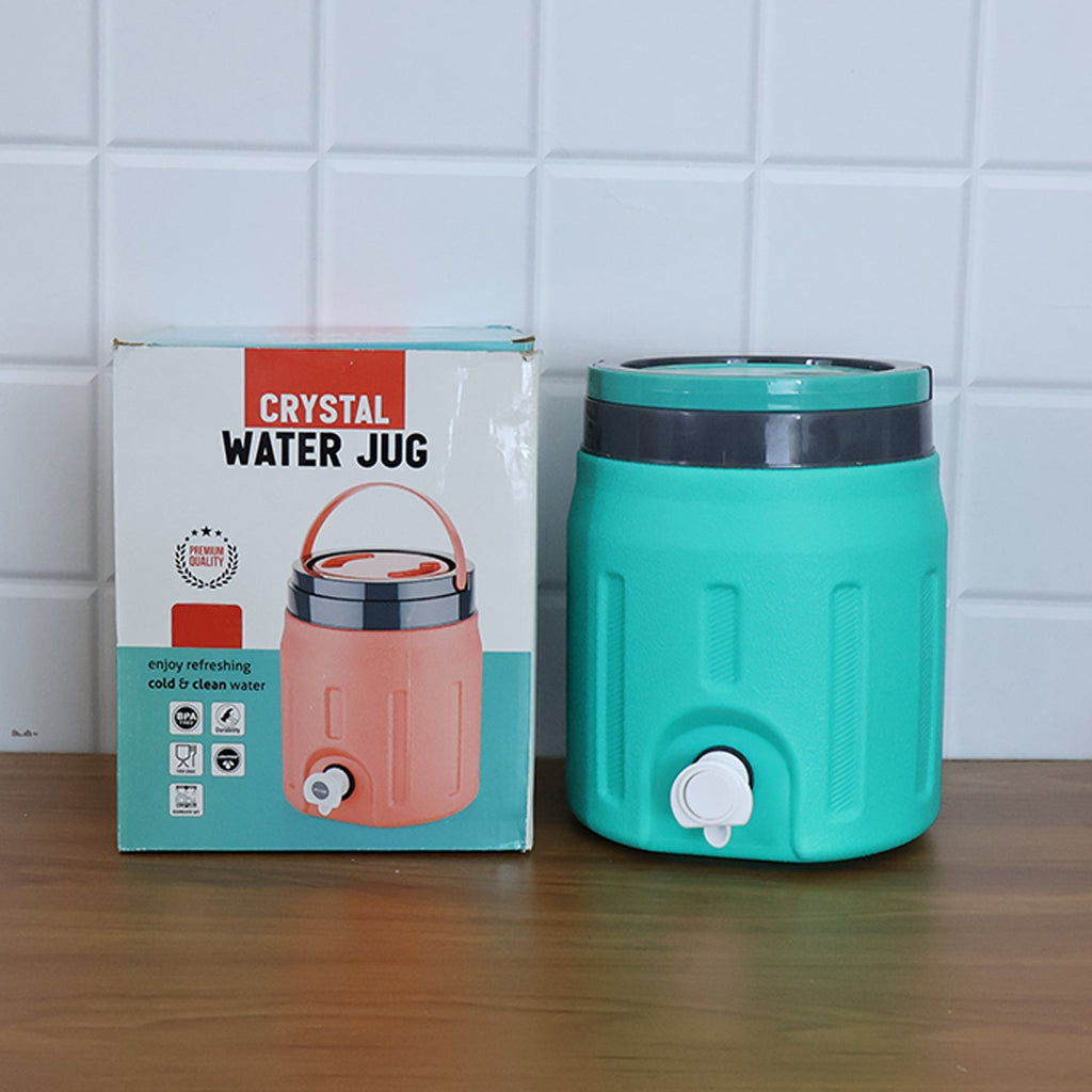Insulated 4L water jug in outdoor setting for travel use