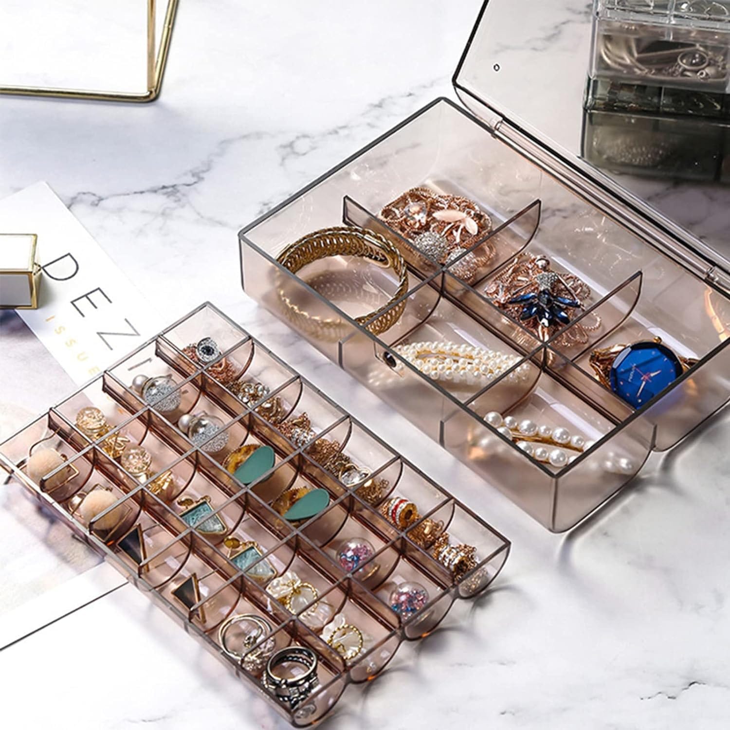 Close-up of the dustproof lid on the 2-layer acrylic jewelry organizer.