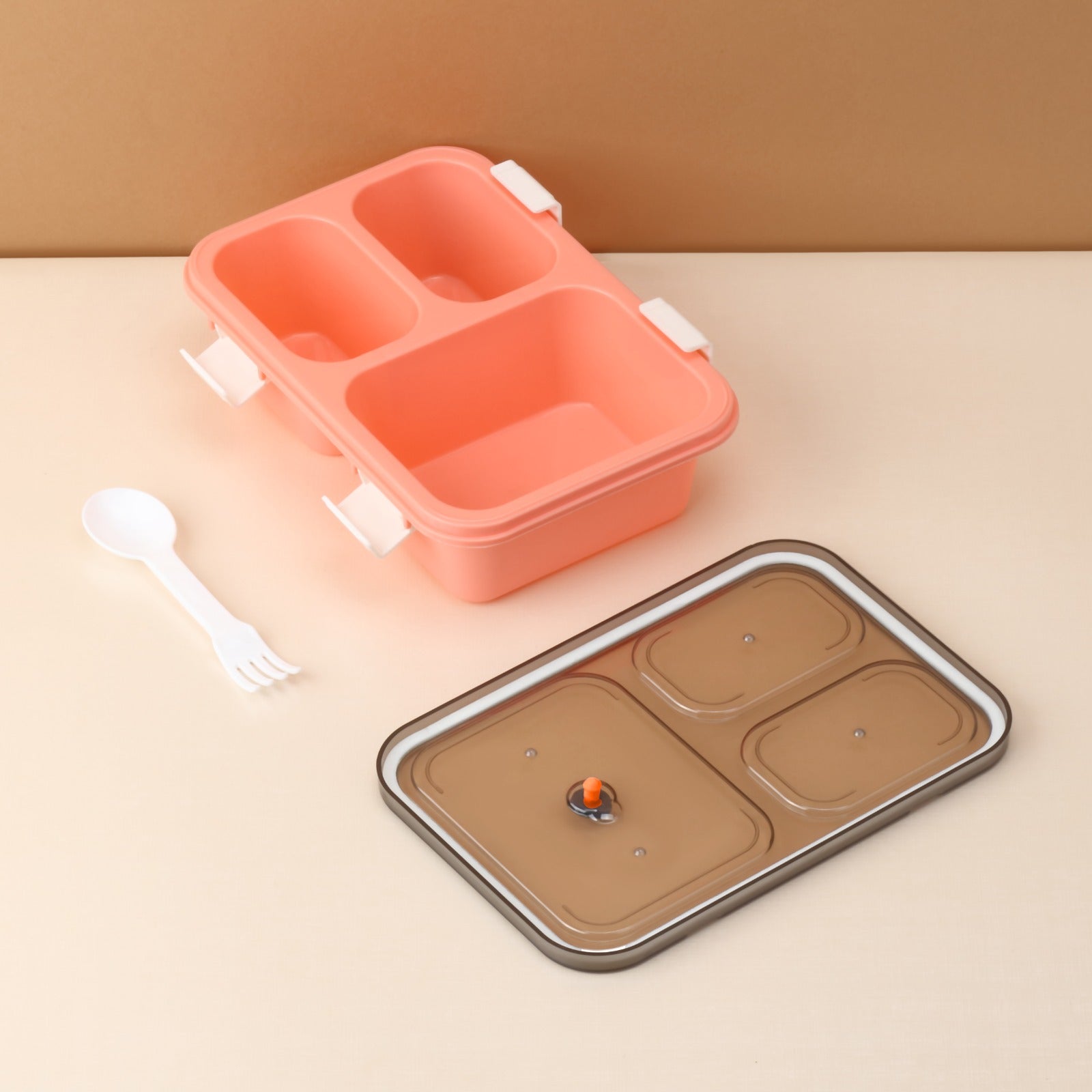 Close-up of the leak-proof silicone seal on the lunch box lid, preventing spills.