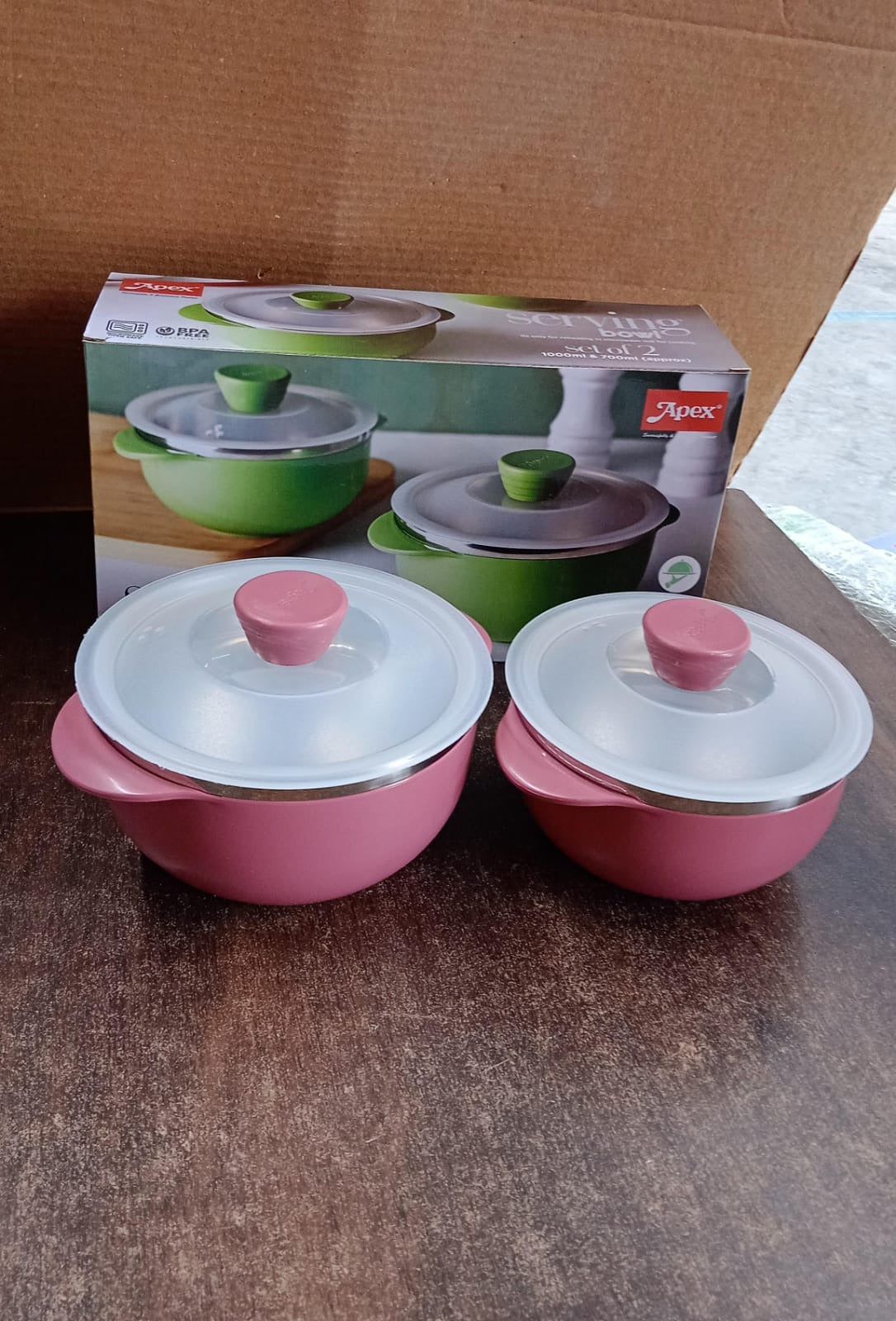 Versatile plastic serving bowl set with airtight lids for meal preparation
