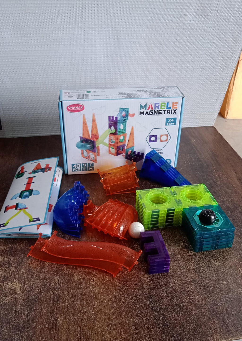 Packaging and components of the Magnetic Marble Run STEM building set