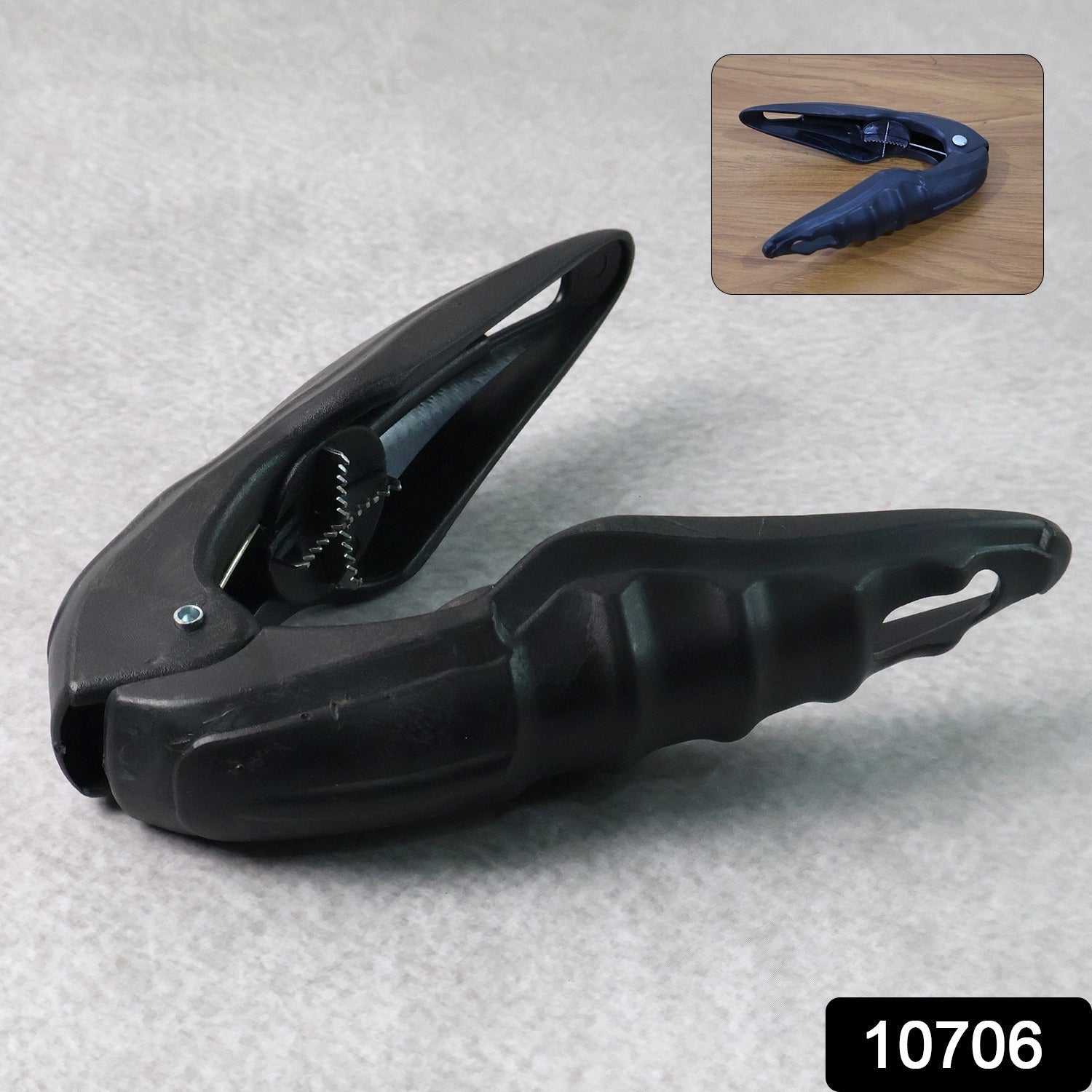 Nutcracker tool cracking seafood shells easily