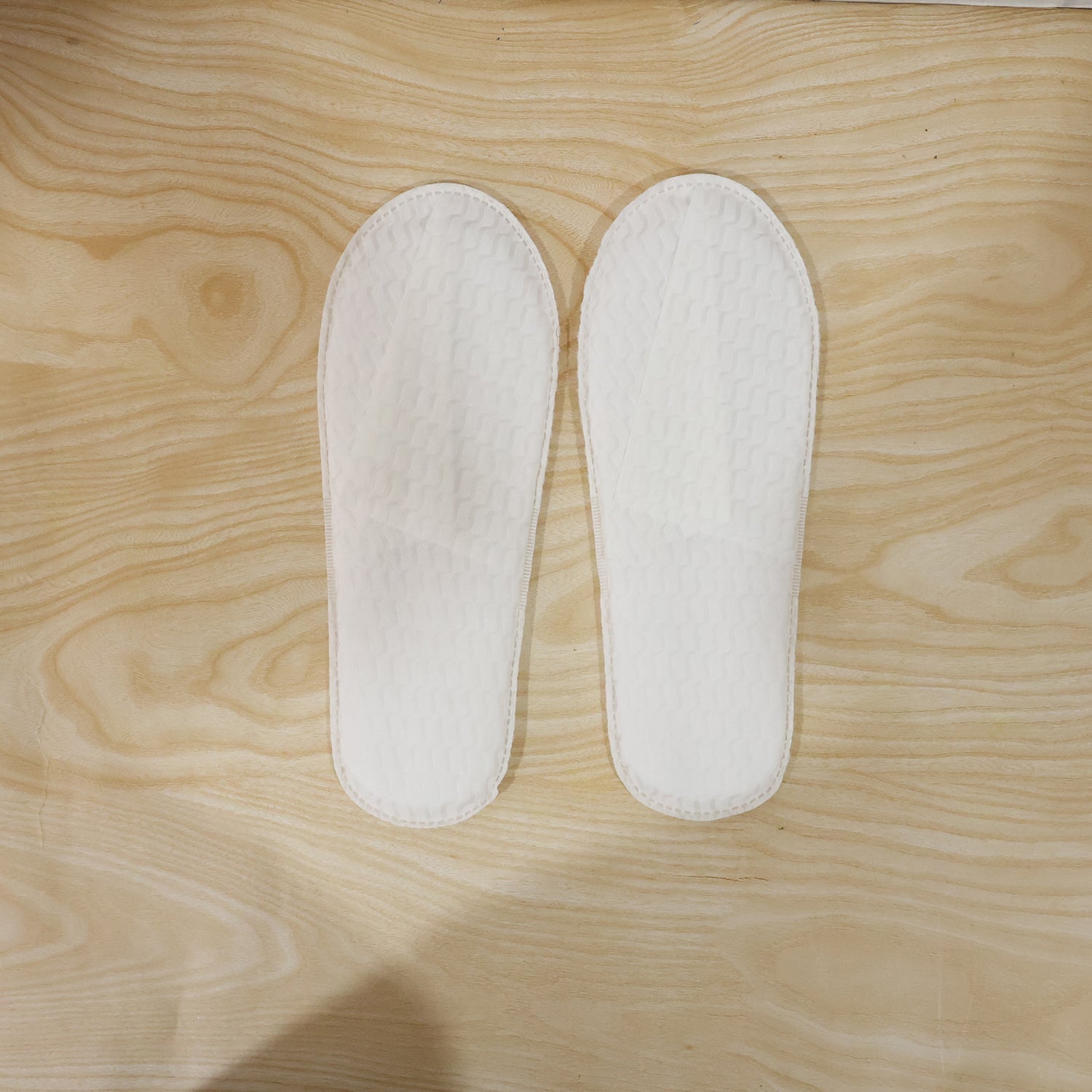 White disposable hotel slippers demonstrative image