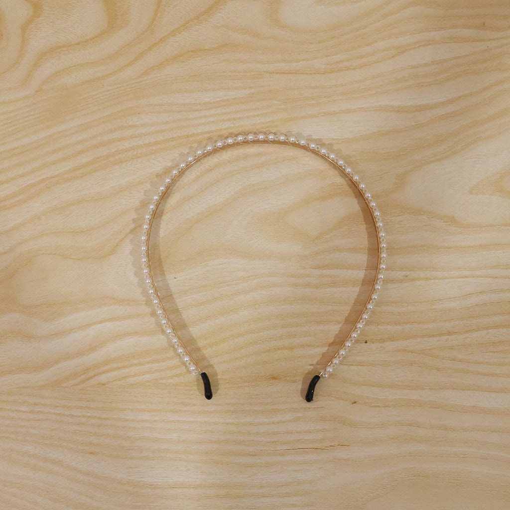 Pearl hairband featuring delicate white beads for a chic look