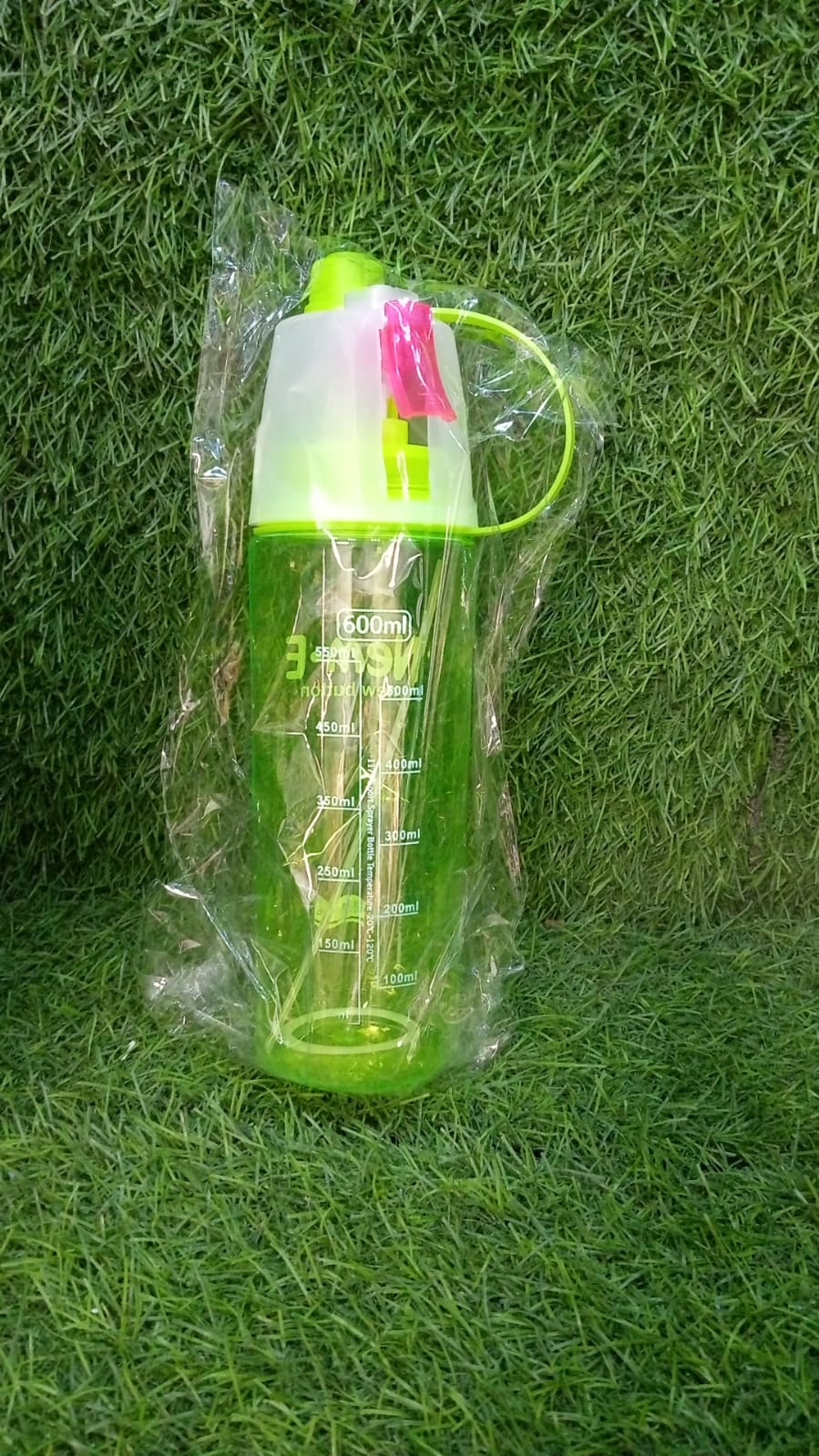 Detailed view of the 600ml BPA-free sports spray water bottle, highlighting its quality and features.