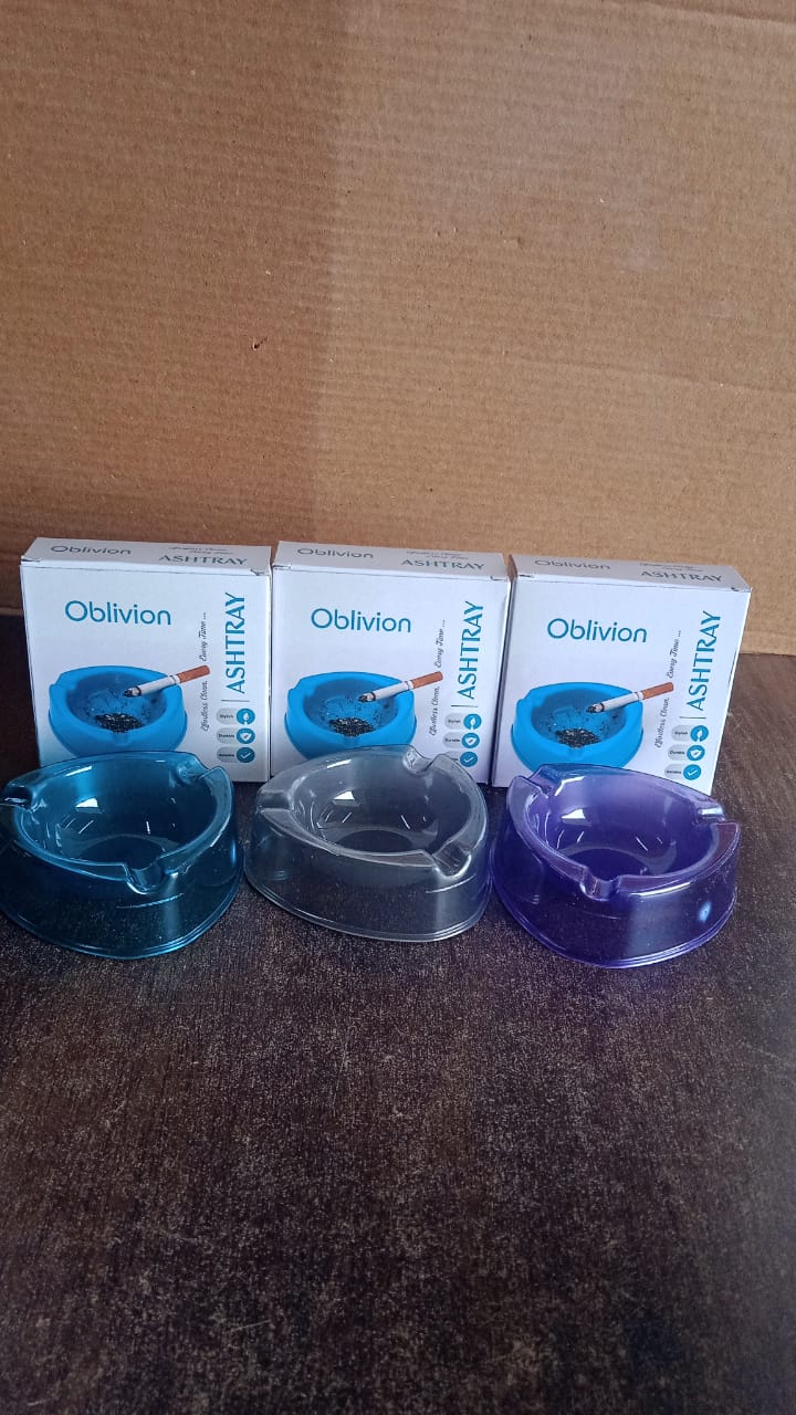 Oblivion transparent ashtray with cigarette resting grooves