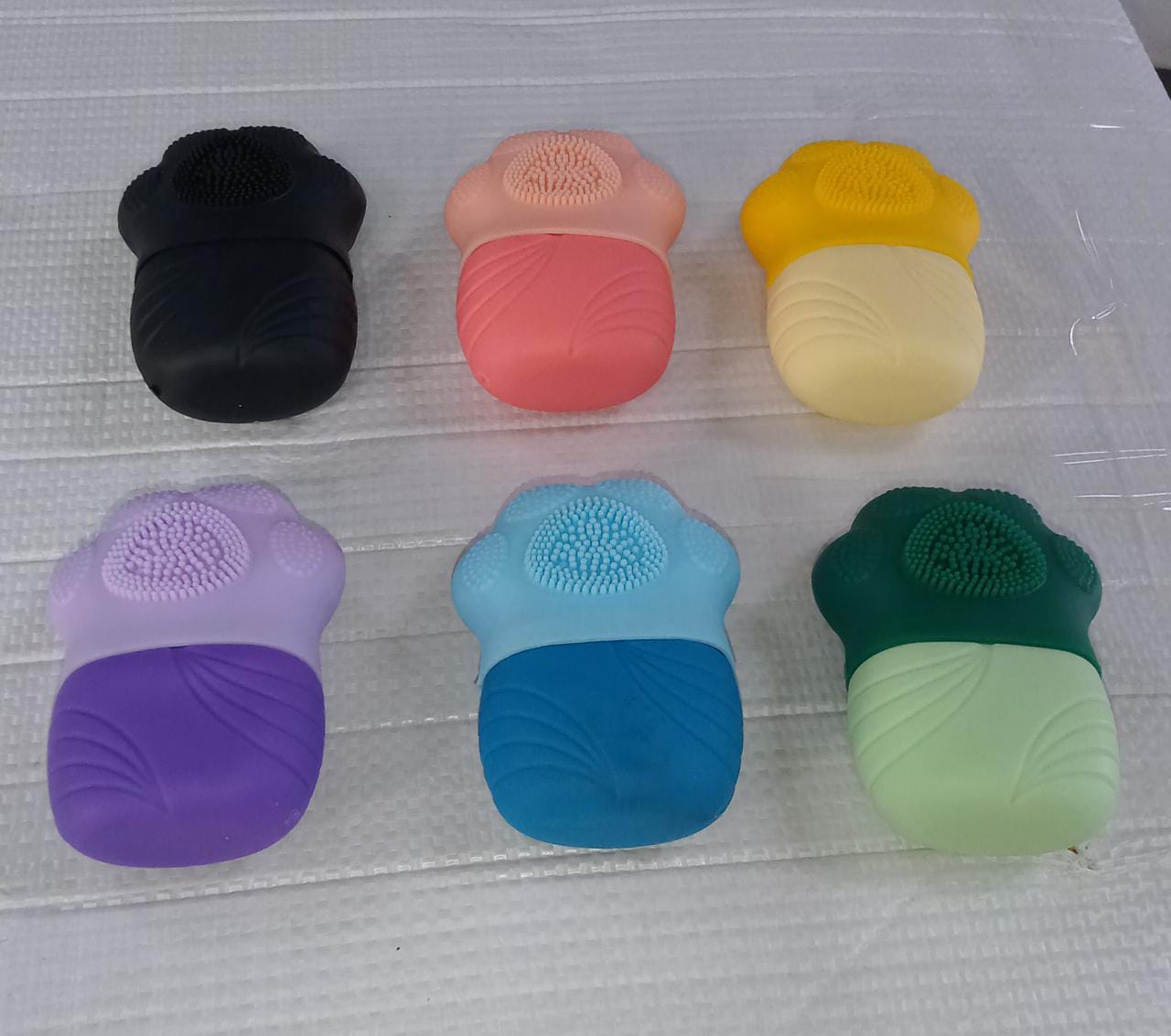 Non-slip silicone face ice roller for reducing puffiness and swelling.