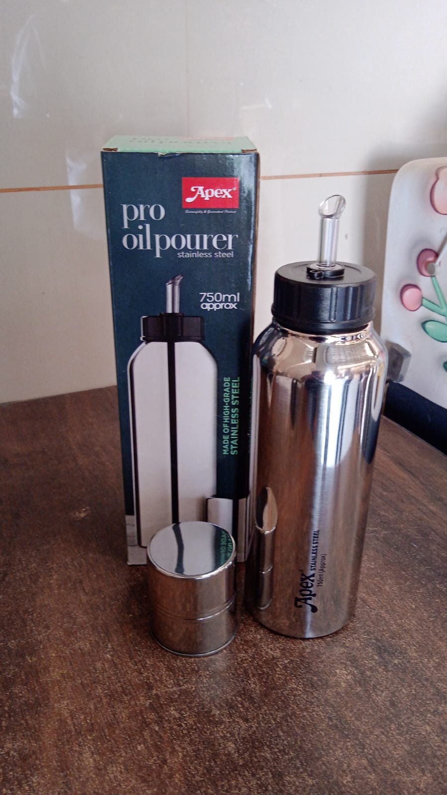 Full length stainless steel oil pourer with ergonomic and modern design