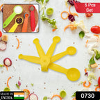 Ergonomic design of the 5-piece plastic measuring spoons set.