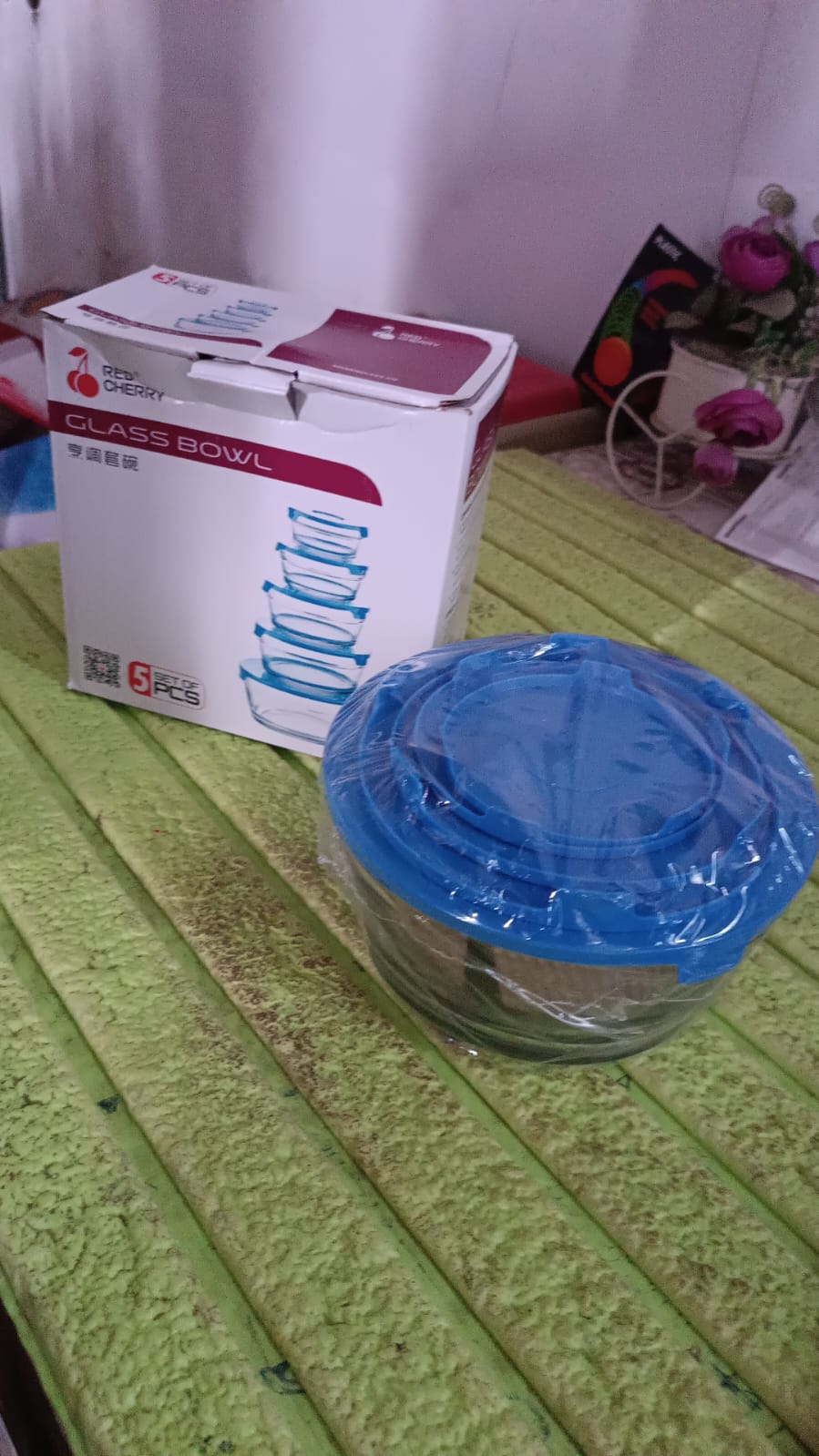 Side view of the Organivo glass bowl set, highlighting the durable glass and lids.