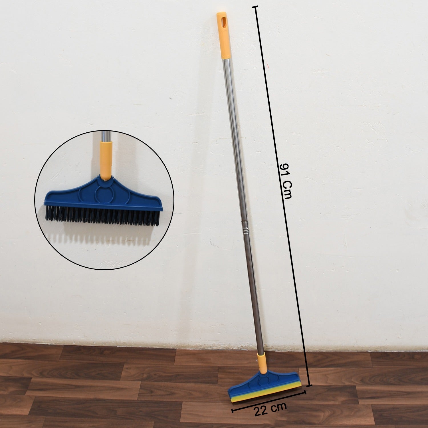 Detail of the ergonomic 45-degree handle on the floor cleaning brush.