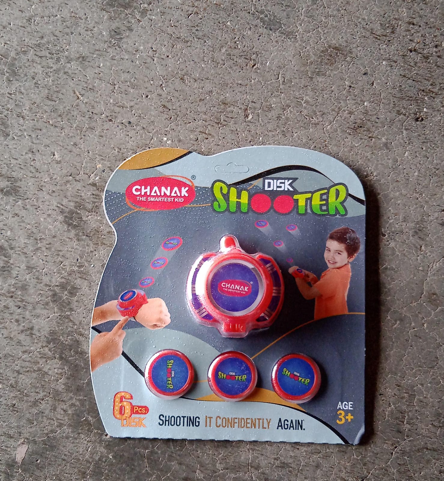 Detailed view of the hand-mounted disc shooter toy set for kids.