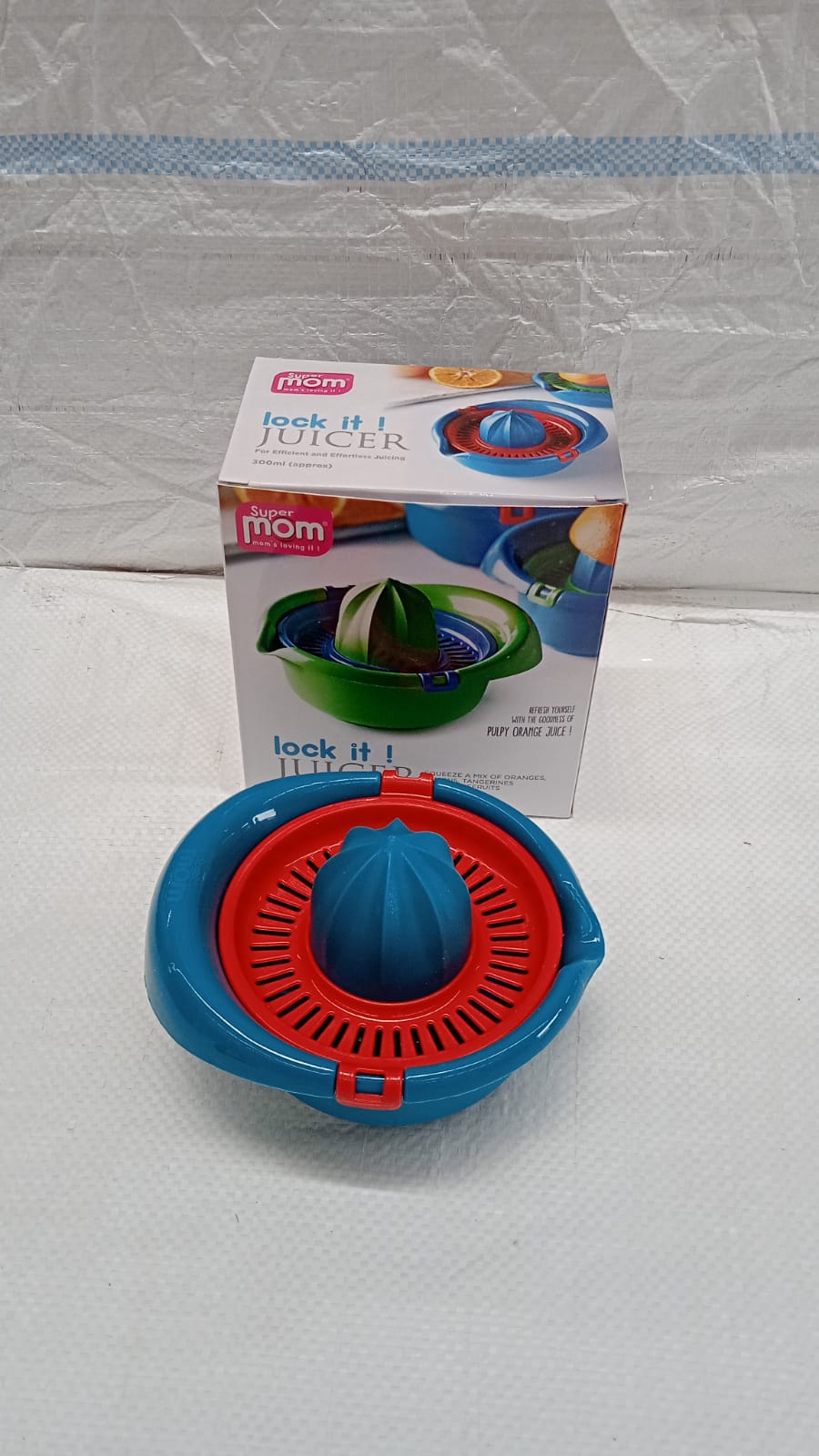 Compact and lightweight manual citrus juicer ideal for daily kitchen use
