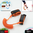 Parent and child walking outdoors, demonstrating the extended 2.5M length of the toddler walking leash.