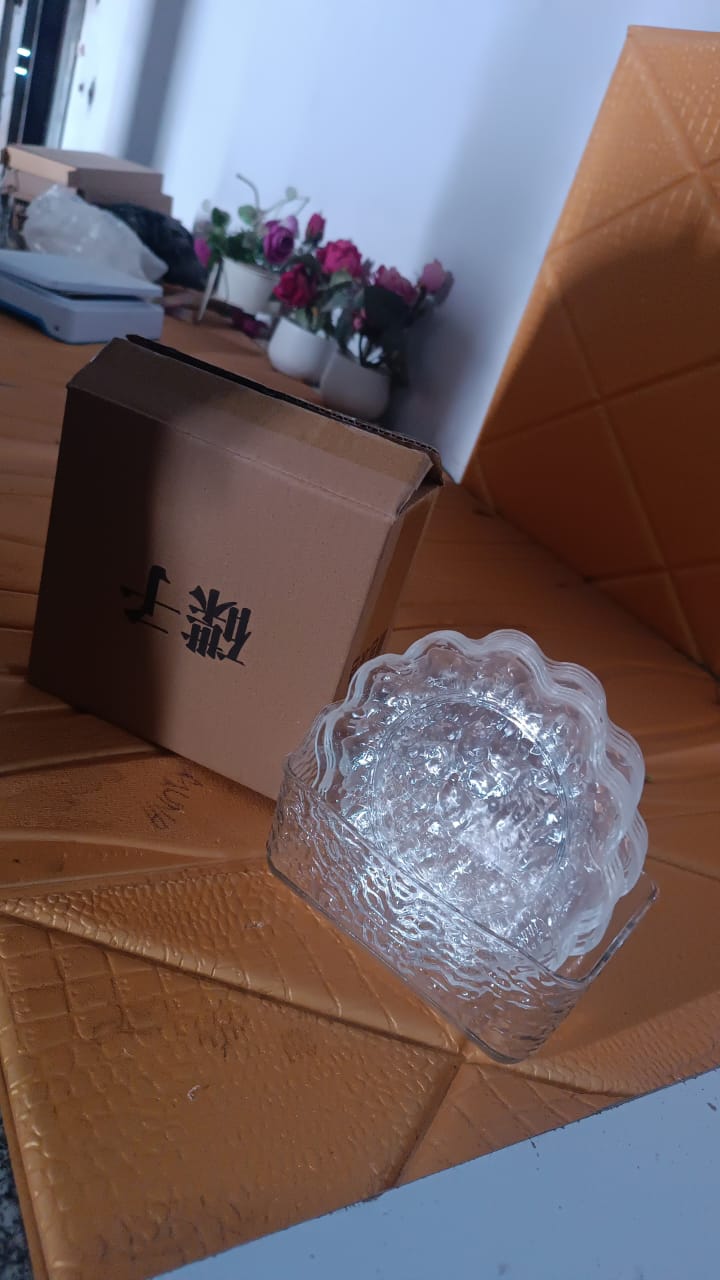 Multi-color plastic flower design plates suitable for all occasions