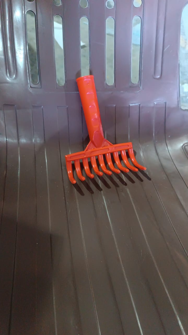 Plastic garden hand rake suitable for weeding, cultivation and leaf collection