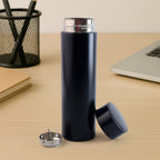 Black smart water bottle featuring temperature indicator LED display