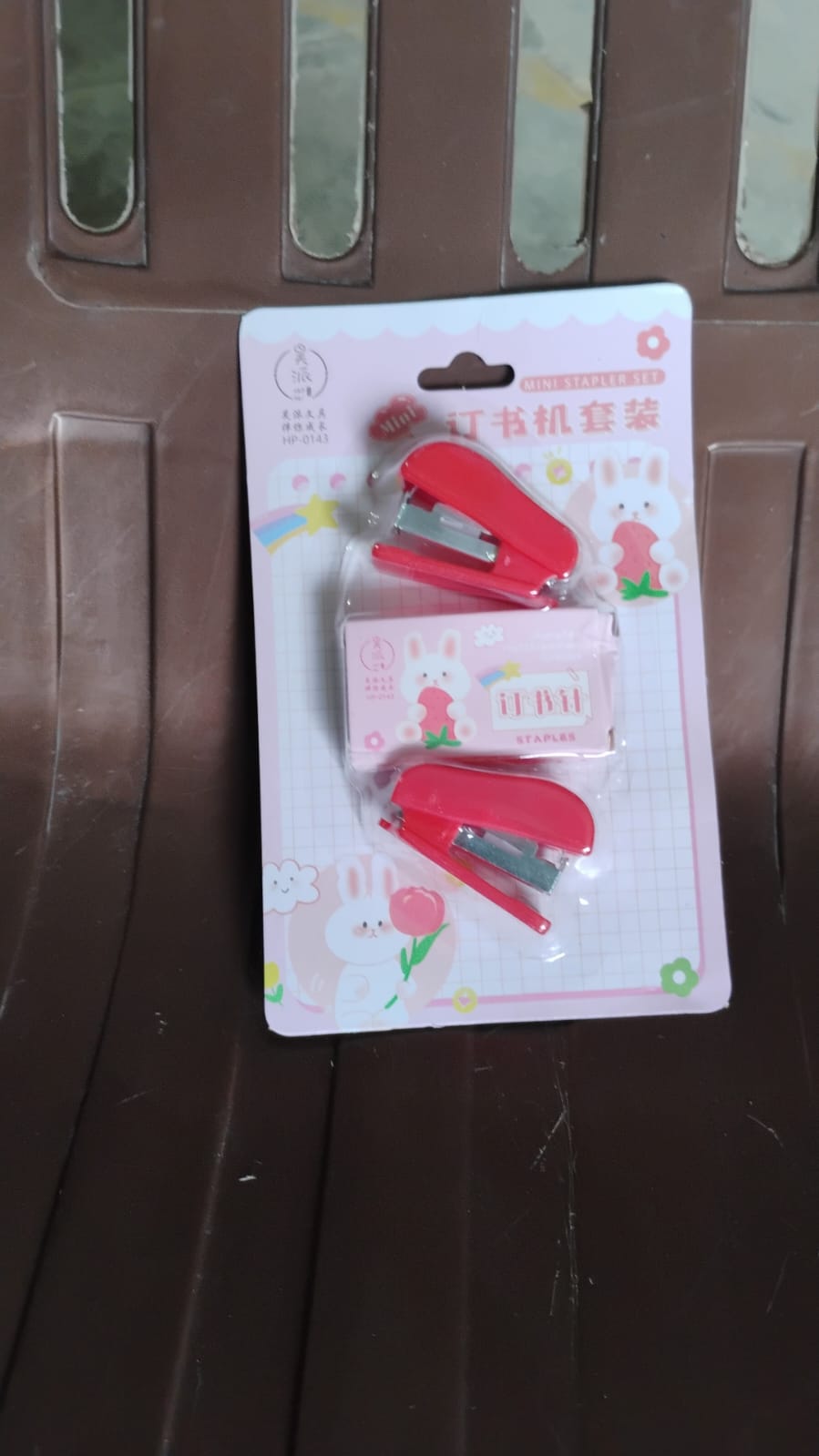 The FiloDesk mini stapler set displayed with its included staples.