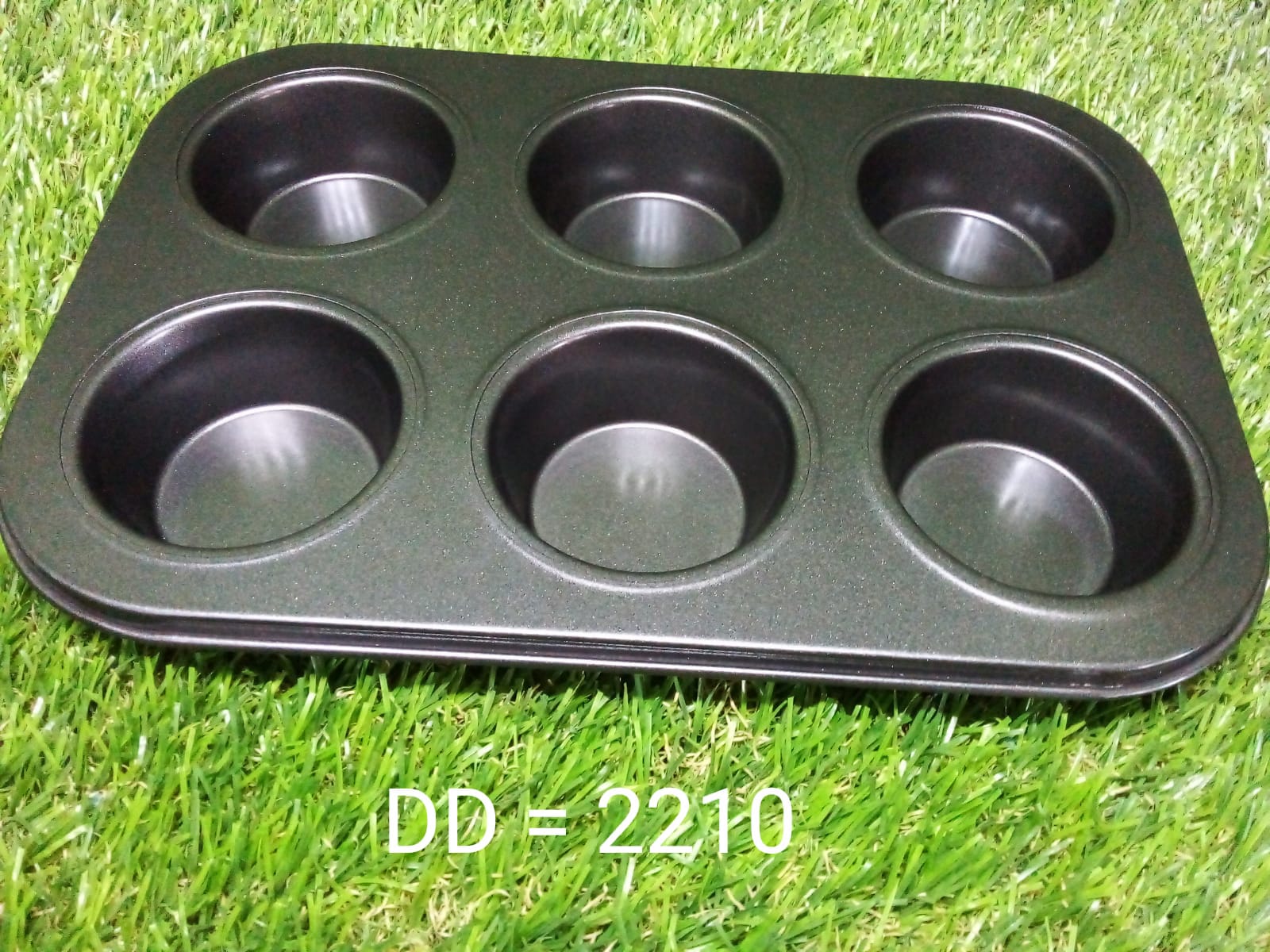 Easy-to-clean steel baking tray for perfect cupcakes and muffins.