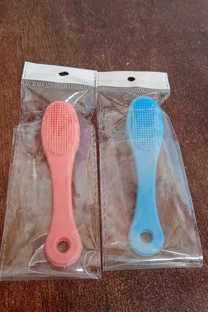 Ergonomic design of the silicone finger brush for effective facial cleansing.