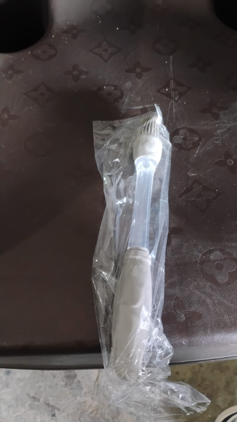 Ergonomic silicone oil brush for even oil application