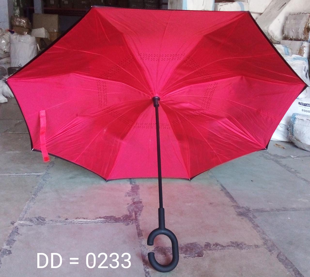 The sturdy frame and wind-resistant design of the reverse umbrella.