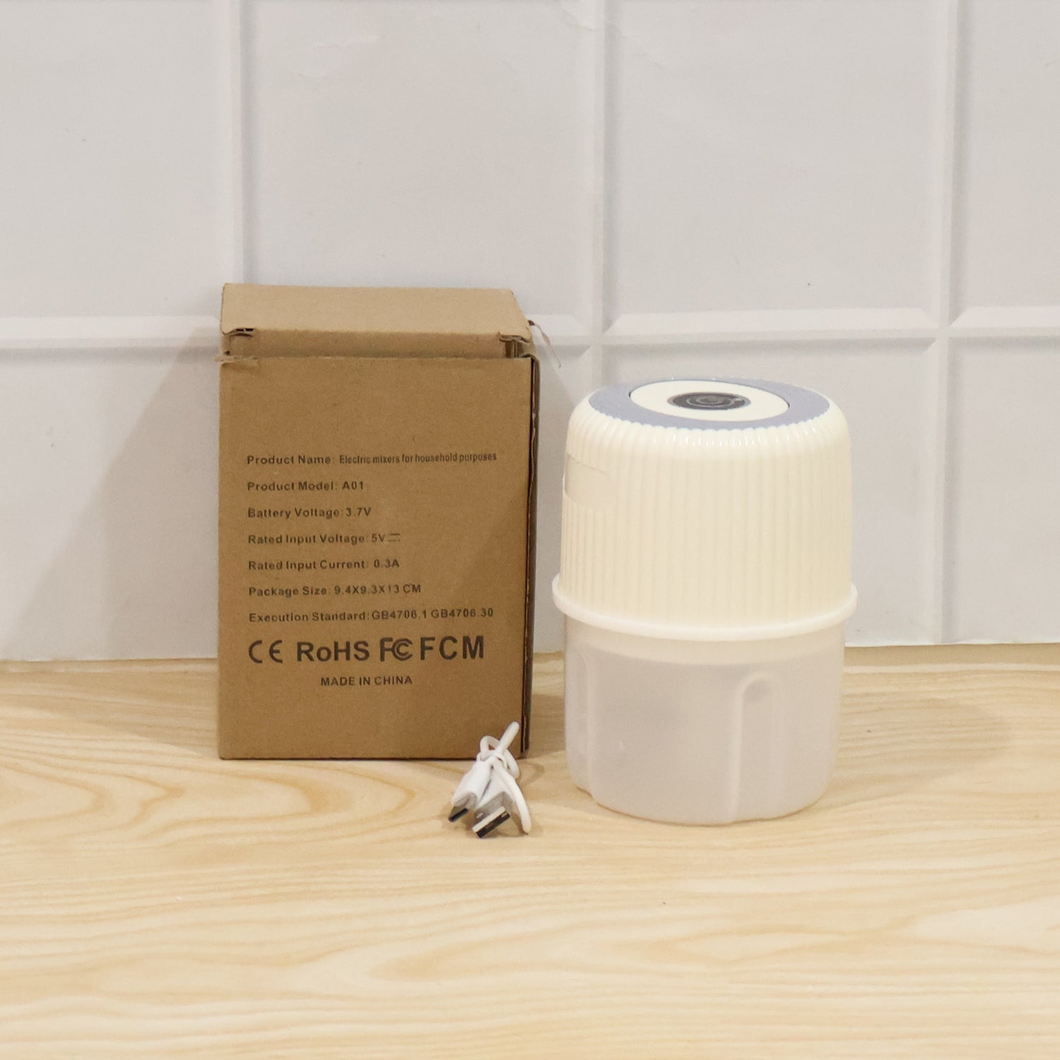 Garlic chopper with box and USB Type-C cable