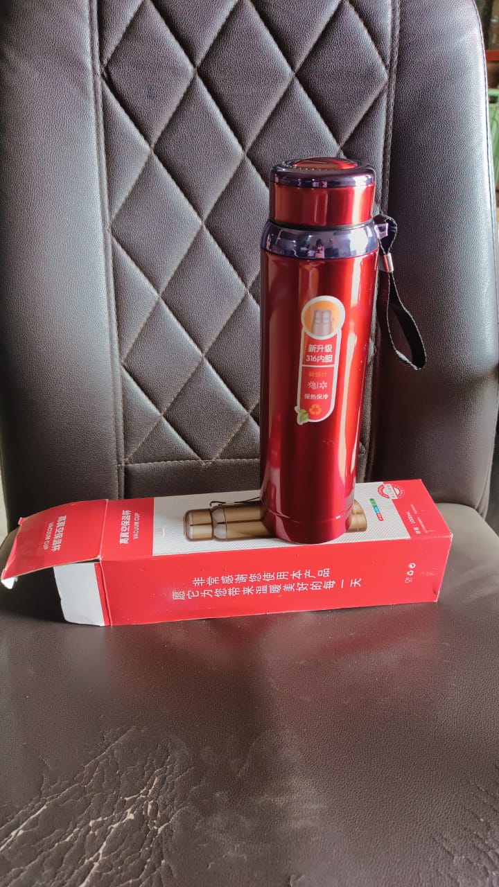 Lifestyle setting with vacuum insulated bottle outdoors