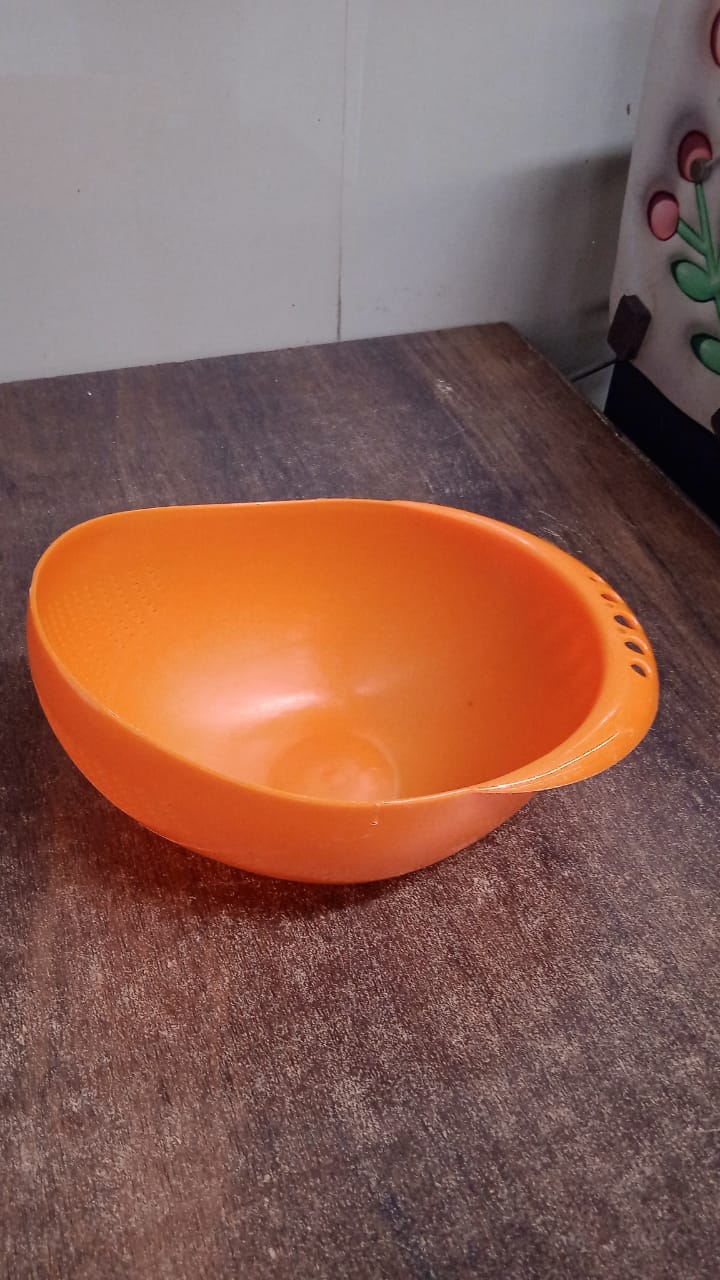 Detailed interior view of the efficient plastic rice washing bowl.