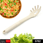 Close-up of the head of the non-stick pasta fork, showing its functional design for easy pasta serving.